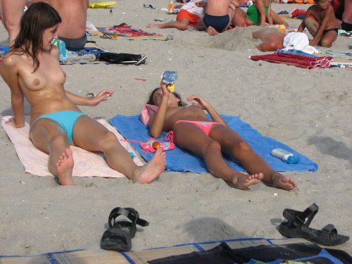 Chicas haciendo Topless en la Playa