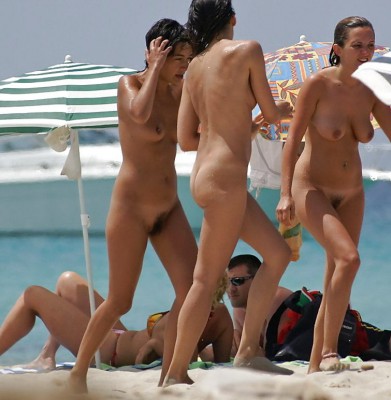 Guarrillas Desnudas en la Playa